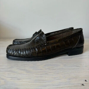 Bally Crocodile Pattern leather Loafers dark olive color size 10